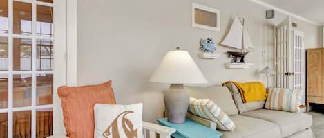 Cottage, plusieurs lits, patio, vue ville (SEAGULL DRIVE 38747) | Coin séjour