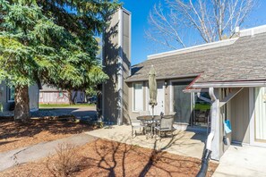Outdoor dining - Whitefish Condo w/ Hot Tub Near Ski Resort (Whitefish)
