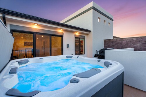 Sleeps 18, Private Hot Tub, Resort/Pool Access, Near Zion, Foosball, Video games
