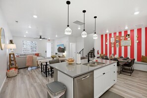 Interior - Sleeps 18, Private Hot Tub, Resort/Pool Access, Near Zion, Foosball, Video games (Hurricane)