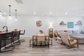 Interior - Sleeps 18, Private Hot Tub, Resort/Pool Access, Near Zion, Foosball, Video games (Hurricane)