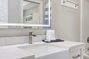 Shower, towels - Salty Seagull Pet Friendly Beach House (Myrtle Beach)