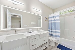 Shower, towels - Salty Seagull Pet Friendly Beach House (Myrtle Beach)