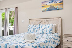 4 bedrooms, free WiFi, bed sheets - Salty Seagull Pet Friendly Beach House (Myrtle Beach)