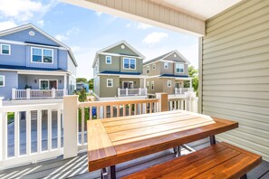 Outdoor dining - Emerald Horizon New Beach House Free Pets (Myrtle Beach)