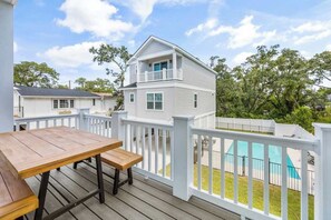 Outdoor dining - Azure Wake Pet Friendly Beach House with Pool (Myrtle Beach)
