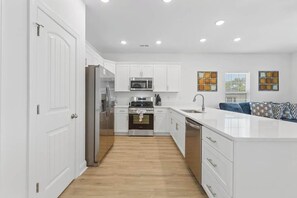 Fridge, microwave, oven, stovetop - Azure Wake Pet Friendly Beach House with Pool (Myrtle Beach)