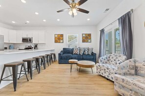 Fridge, microwave, oven, stovetop - Azure Wake Pet Friendly Beach House with Pool (Myrtle Beach)