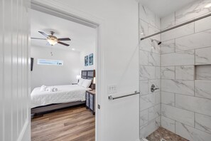 Shower, towels - Horizon Dune Pet Friendly House Walk to Beach (Myrtle Beach)