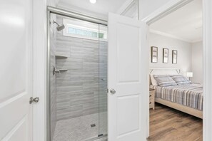 Shower, towels - Hibiscus Hideaway Walk to Beach and Main Street (North Myrtle Beach)