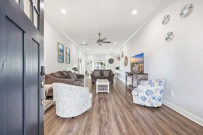 Smart TV - Hibiscus Hideaway Walk to Beach and Main Street (North Myrtle Beach)