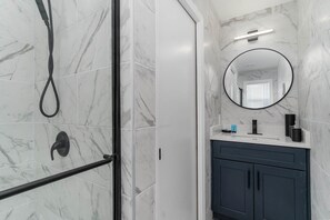 Shower, towels - Sunset Retreat in the Heart of Myrtle Beach (Myrtle Beach)