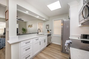 Fridge, microwave, oven, stovetop - Sundrift Retreat Pet Friendly Walk to Beach (Myrtle Beach)