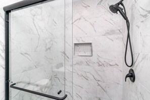 Shower, towels - Pet Friendly Tidal Retreat Steps to Sand (Myrtle Beach)