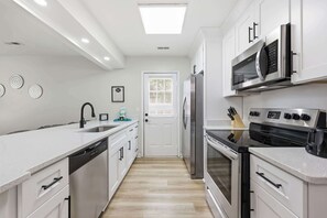 Fridge, microwave, oven, stovetop - Seabreeze Retreat Modern Home Walk to Beach (Myrtle Beach)