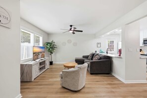 Smart TV - Seabreeze Retreat Modern Home Walk to Beach (Myrtle Beach)