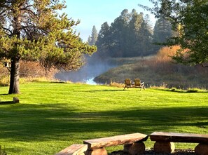 Property grounds - Riverfront Retreat minutes to Sunriver (Sunriver)