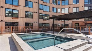 Een modern gebouw met een zwembad en een terras.
