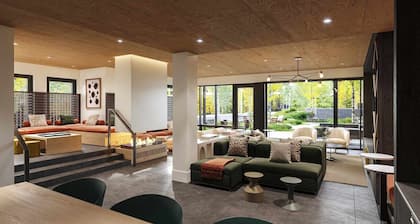 CRBC – Ski-In/Out 2-Bedroom Condo, Sleeps 6, Pool & Hot Tubs, Steps to Village