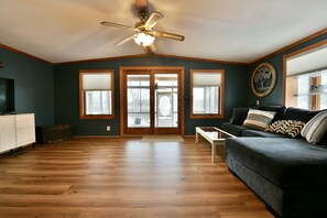 Smart TV, fireplace