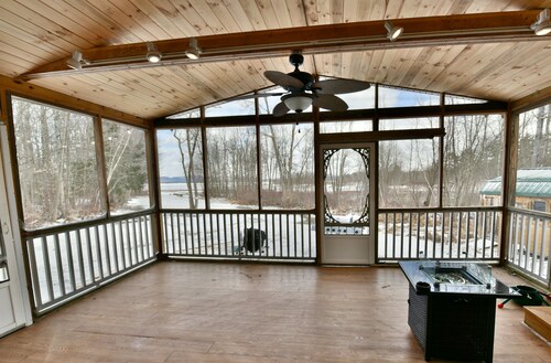 Lake Front Oasis / Private Beach / Epic Sunsets