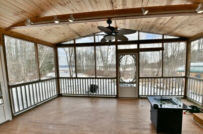 Lake Front Oasis / Private Beach / Epic Sunsets
