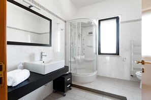 Shower, hair dryer, bidet, towels - Sofia's apartment by Monholiday (Polignano a Mare)