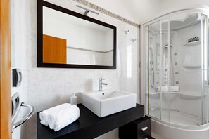 Dusche, Haartrockner, Bidet, Handtücher