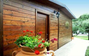 A wooden building with a door and a window. - Agriturismo Badiula (Carlentini)