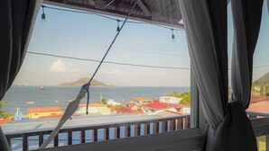 Ein Balkon mit Blick auf das Meer und die Bebauung.
