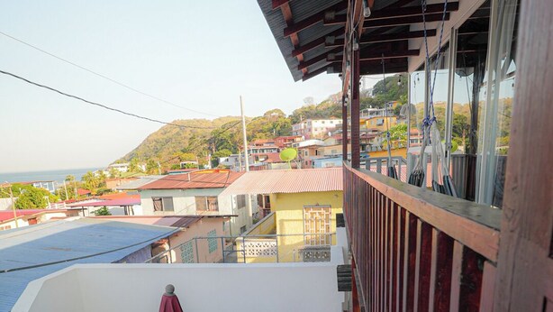 Ein Balkon mit Swimmingpool, Stühlen und einem Tisch.