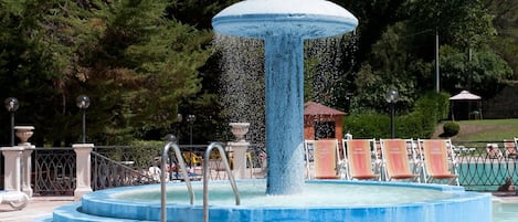Alberca techada y alberca al aire libre