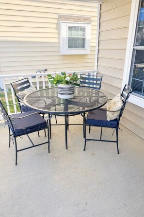 Outdoor dining - Bressingham Place (Bloomington)