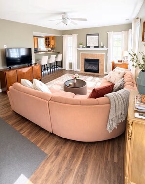 Smart TV, fireplace, books - • Bressingham Place • Prime Location • Pool (Bloomington)