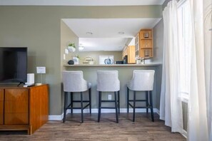 Interior - • Bressingham Place • Prime Location • Pool (Bloomington)