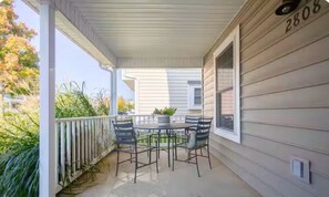 Outdoor dining - Bressingham Place (Bloomington)
