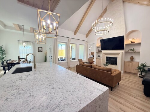 Modern Western Retreat -3 Min to Stockyards -EV Charger -King beds -Pet friendly
