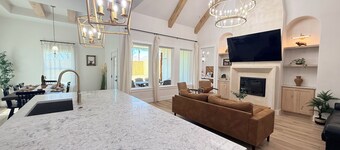 Modern Western Retreat -3 Min to Stockyards -EV Charger -King beds -Pet friendly