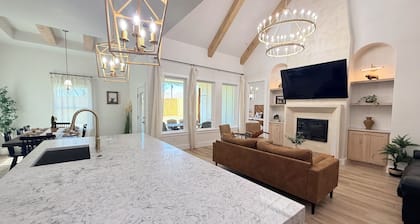 Modern Western Retreat -3 Min to Stockyards -EV Charger -King beds -Pet friendly