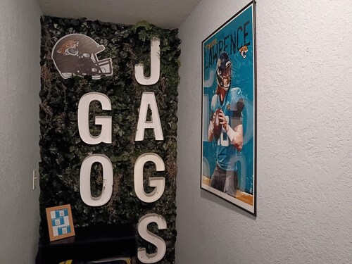 THE JAX HIDEOUT 
DT studio w/shaded patio