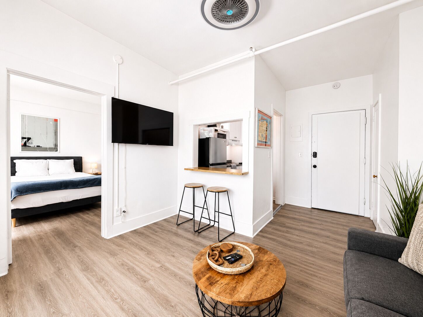 Deluxe Apartment, 1 Queen Bed | Premium bedding, memory foam beds, iron/ironing board, free WiFi