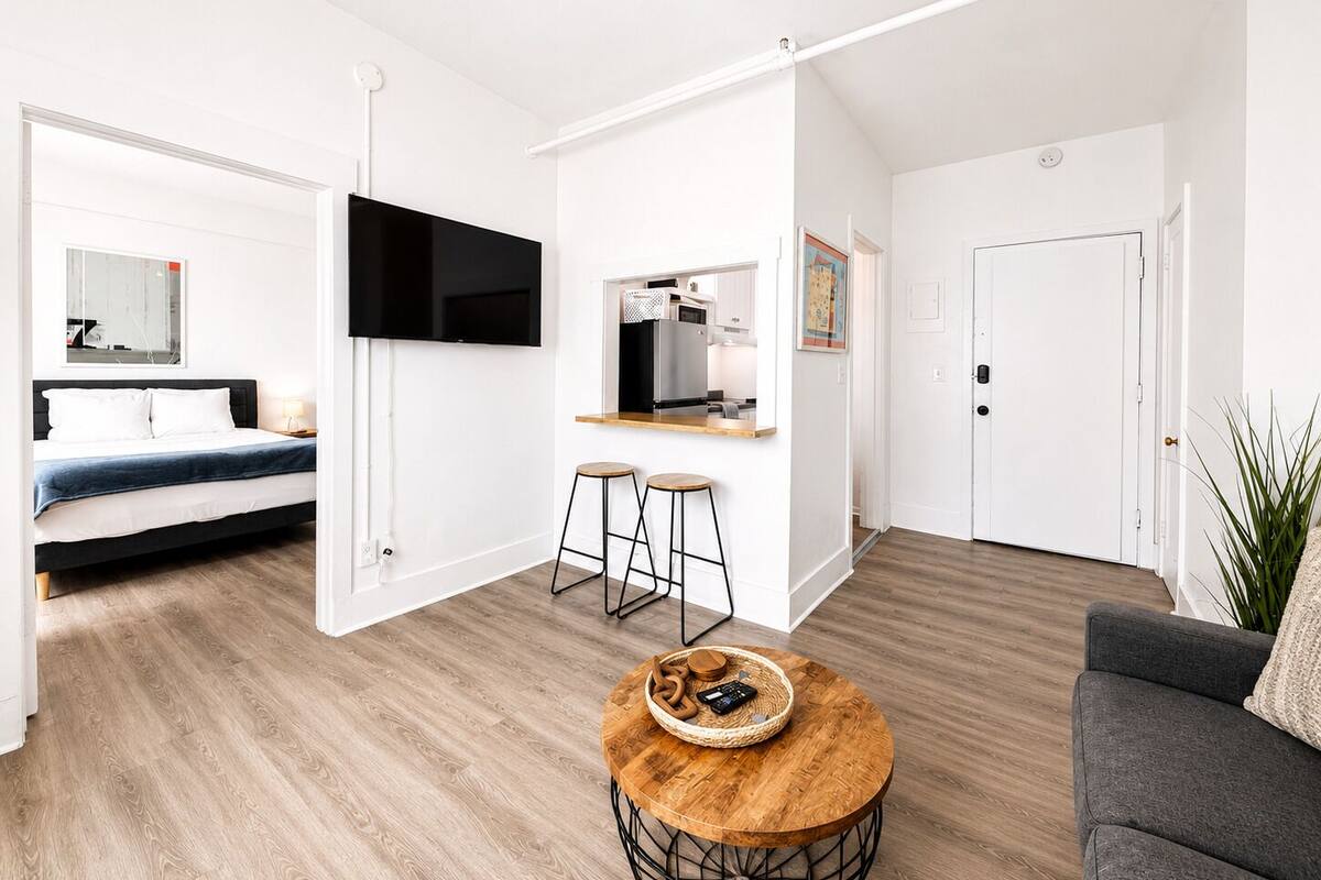 Deluxe Apartment, 1 Queen Bed | Premium bedding, memory foam beds, iron/ironing board, WiFi (free)