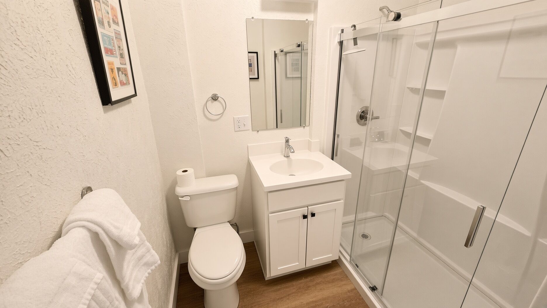 Deluxe Apartment, 1 Queen Bed, Kitchenette | Bathroom