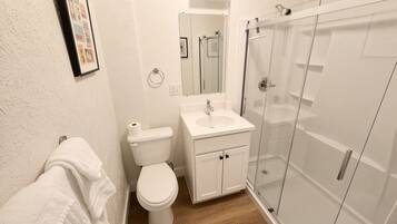 Deluxe Apartment, 1 Queen Bed, Kitchenette | Bathroom
