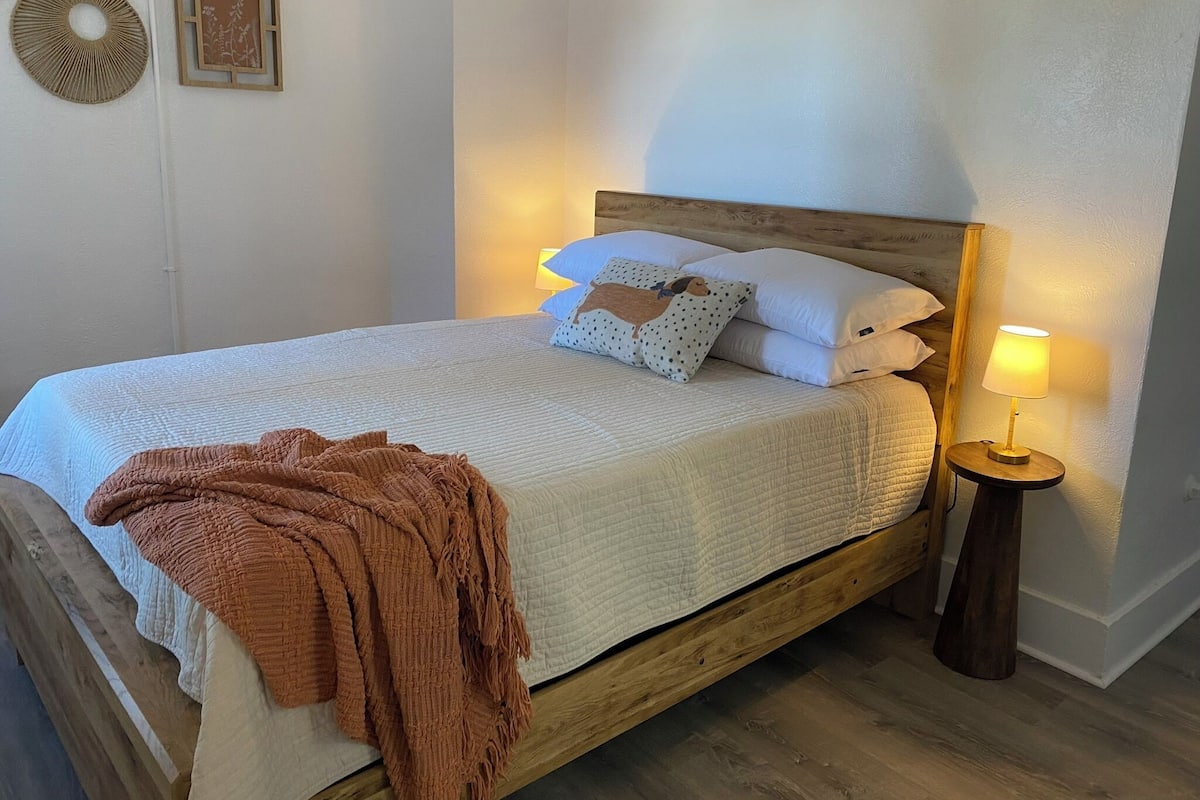 Departamento Deluxe, 1 cama Queen size, cocina | Ropa de cama de alta calidad y camas con efecto memoria