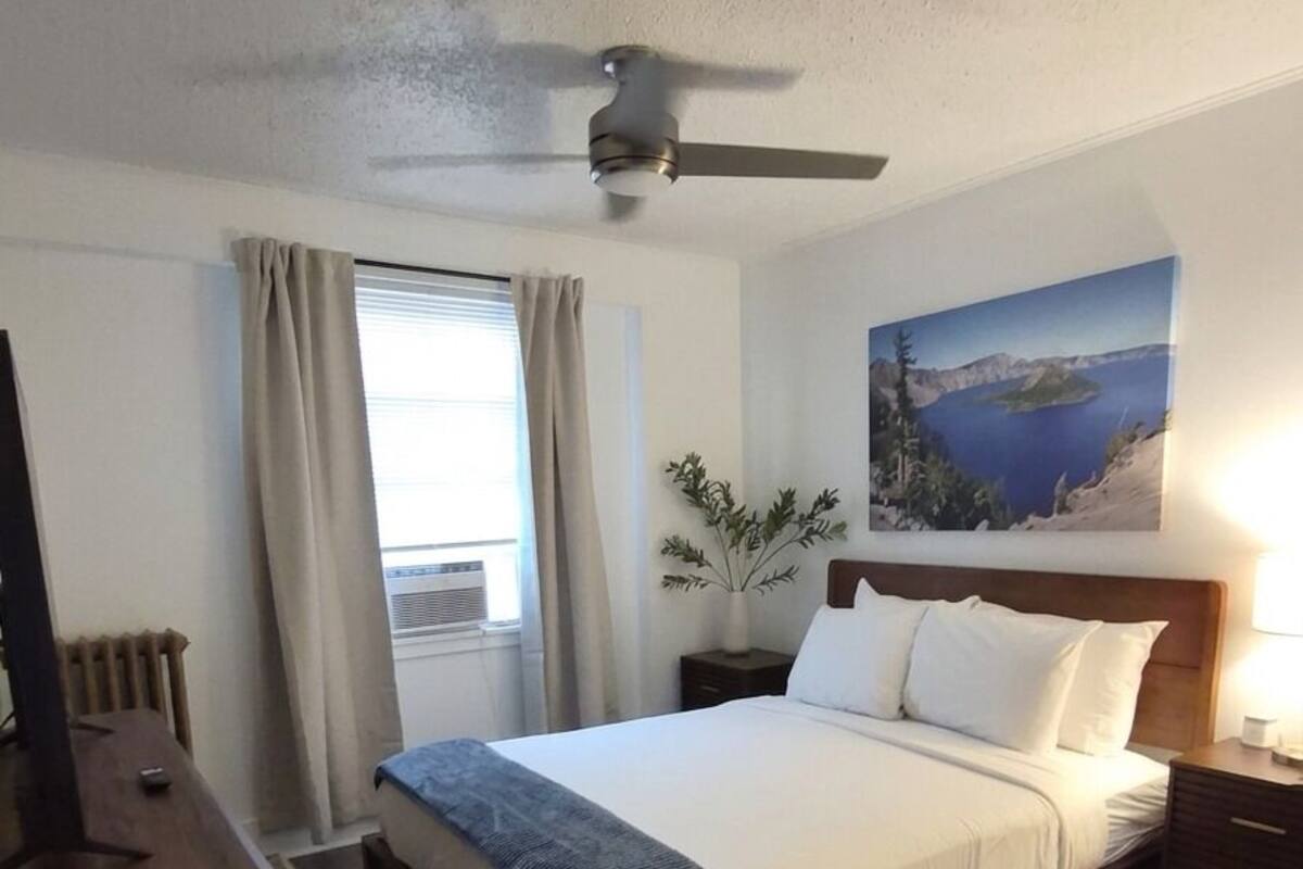 Deluxe Apartment, 1 Queen Bed | Premium bedding, memory foam beds, iron/ironing board, WiFi (free)