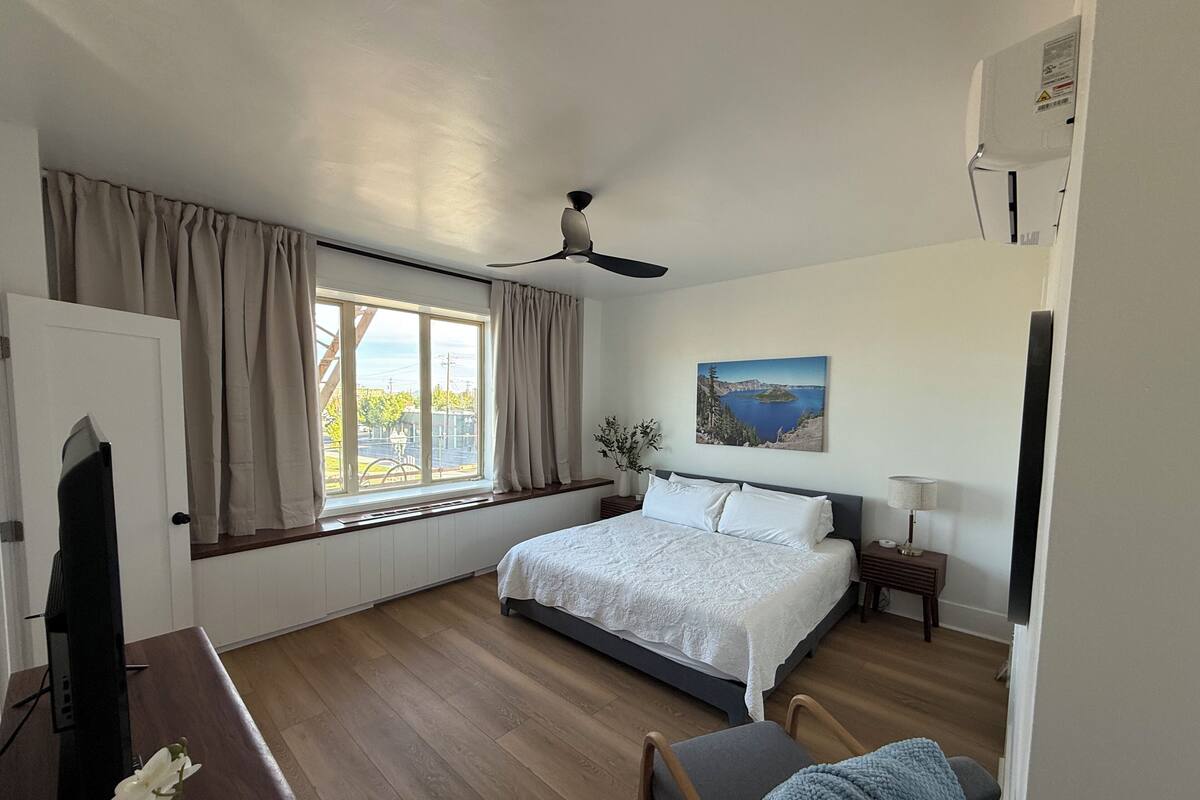 Deluxe Apartment, 1 King Bed, Kitchenette, Mountain View | Premium bedding, memory foam beds, iron/ironing board, WiFi (free)