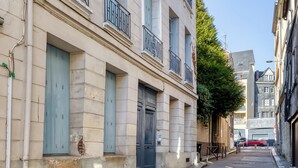 A building with multiple windows, a door, and a narrow street. - Raf & Liza, sublime F2 proche Vieux-Marché (Rouen)
