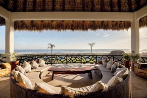 Property grounds - Grand Oceanfront Villa w/ Pool & Beach Access (Puerto Escondido)