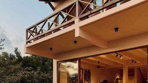 Una casa moderna con piscina, area salotto esterna e zona pranzo.